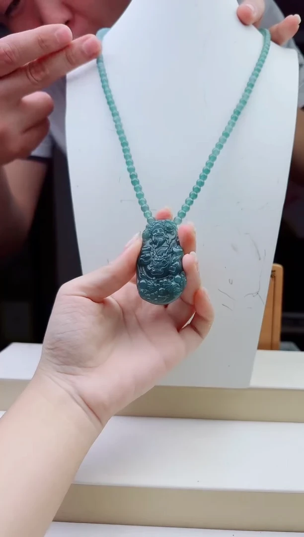 颈饰未镶嵌翡翠多样性发其中一