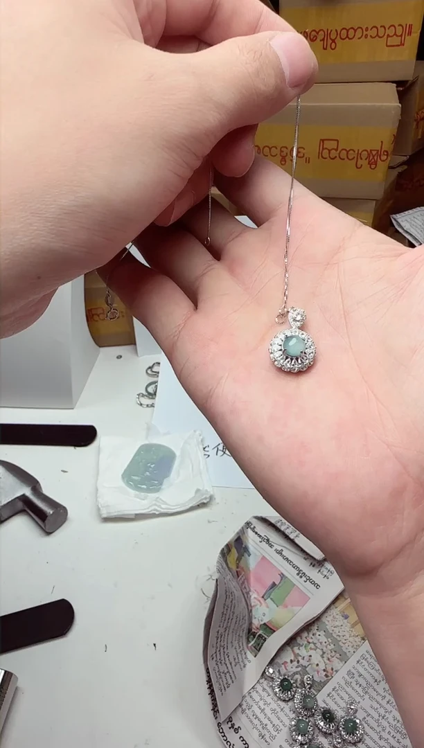 【闪购商品】翡翠吊坠(赠链)18K金镶嵌多样性发货只发一件061