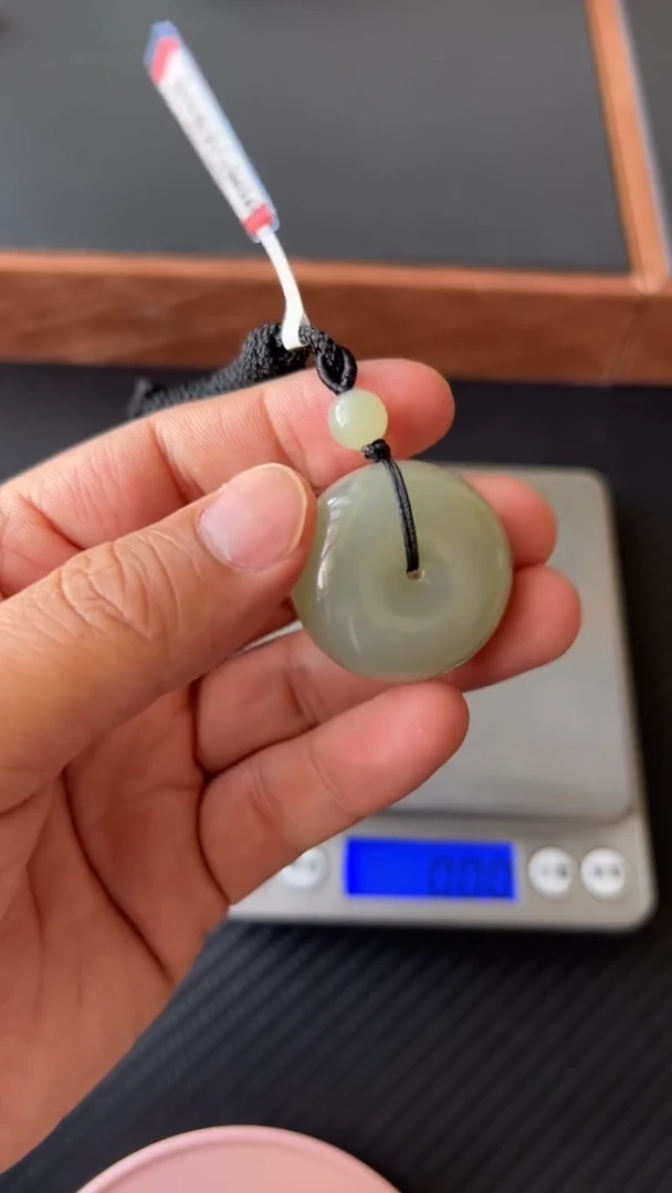 【闪购商品】和田玉吊坠(赠链)未镶嵌且末微色差近矿