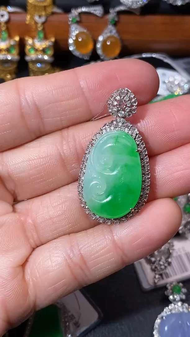 【闪购商品】翡翠颈饰18K金镶嵌吊坠