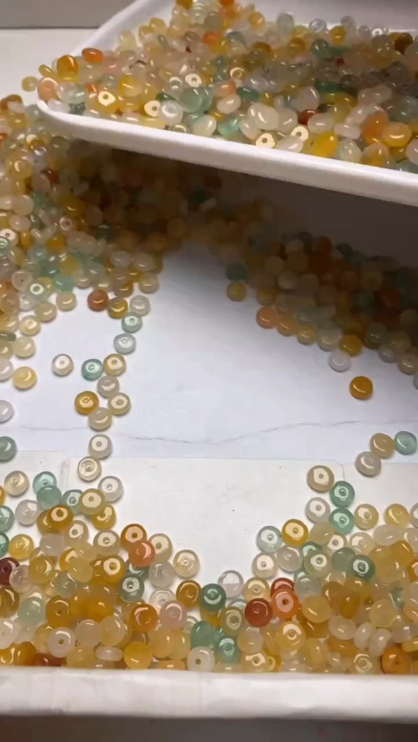 石英质玉（金丝玉）未镶嵌颈饰隔片35个多样性发起一