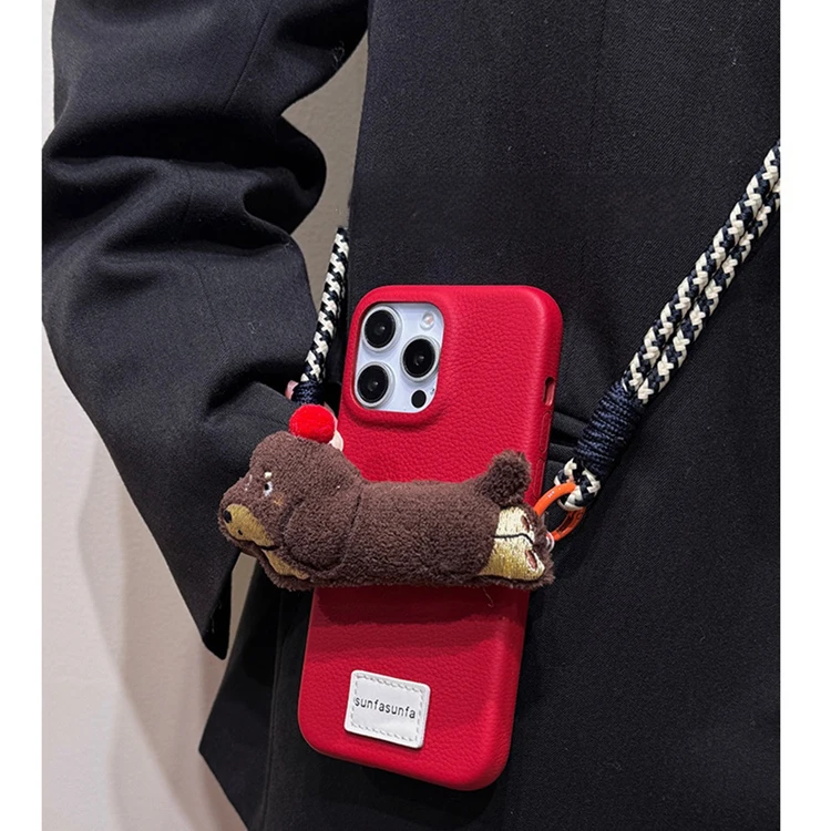 皮质红色卡通腊肠狗背夹适用苹果16promax手机壳15pro斜跨绳14新