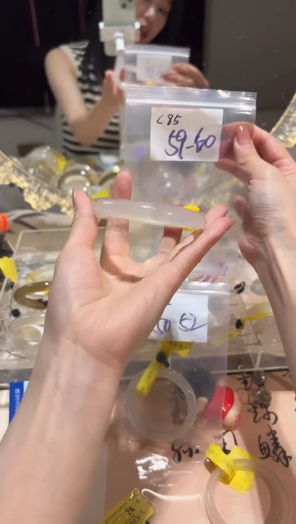 玛瑙/玉髓手镯未镶嵌C85