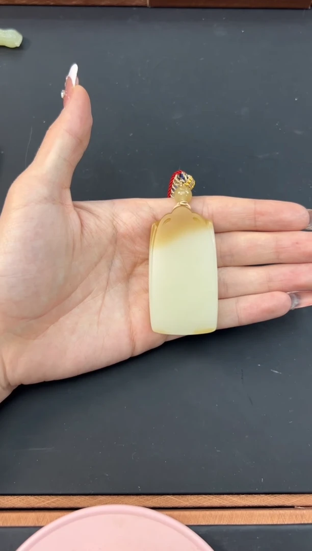 【闪购商品】和田玉吊坠(赠链)未镶嵌且末金山微色差吊坠