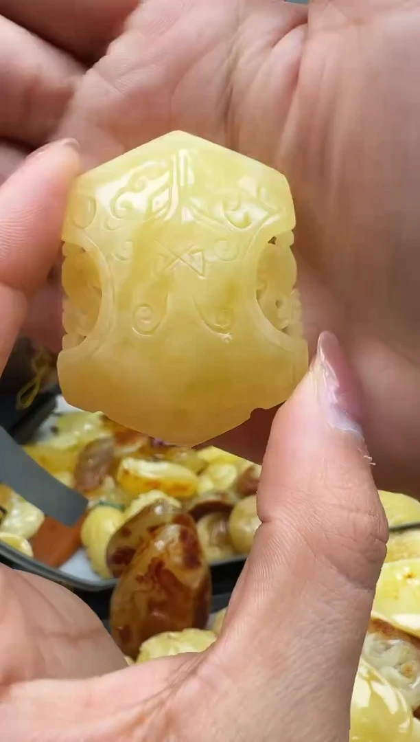 【闪购商品】琥珀裸石未镶嵌挂坠