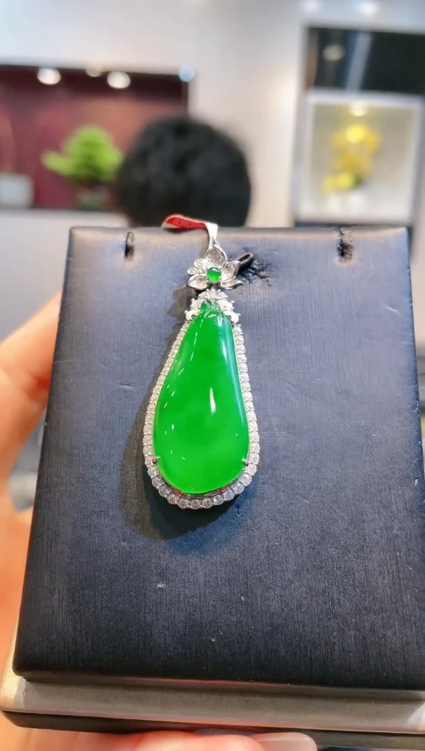 【闪购商品】翡翠颈饰18K金镶嵌A66天然A货翡翠吊坠
