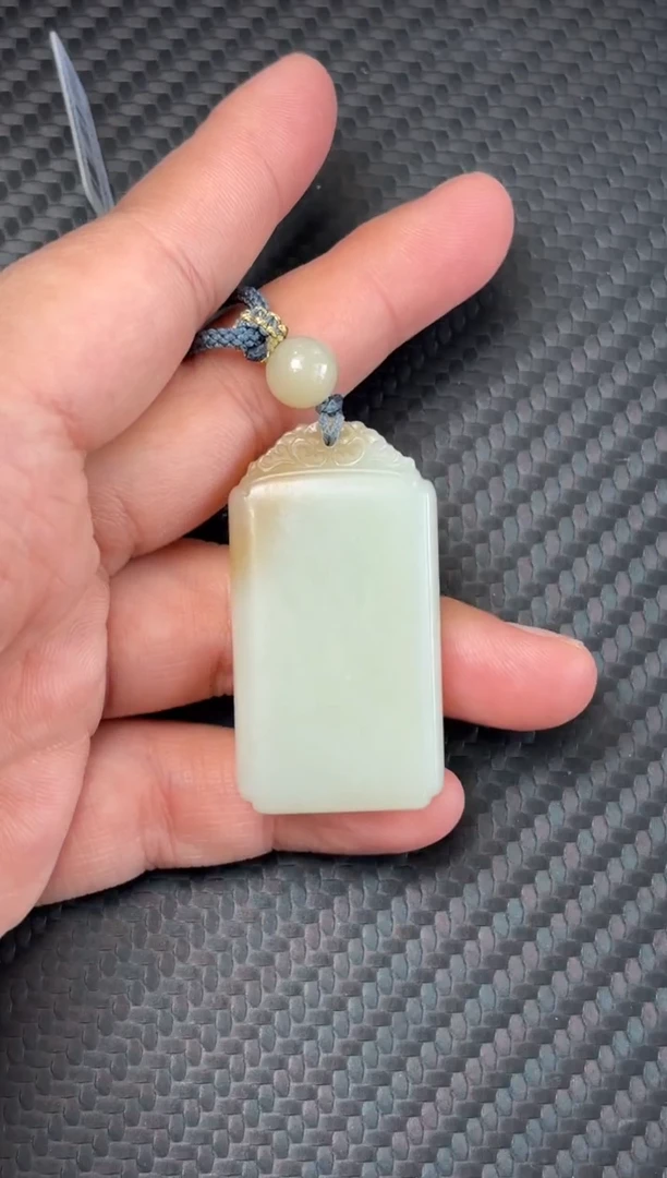 吊坠(赠链)未镶嵌和田玉且末微色差迪克兰二细吊坠