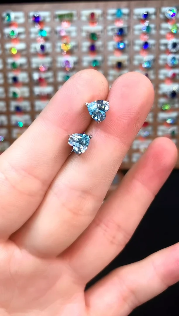 银S925镶嵌耳钉海蓝宝石.......