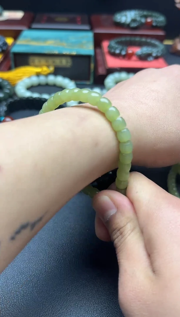 未镶嵌手链和田玉黄口卡7M手串