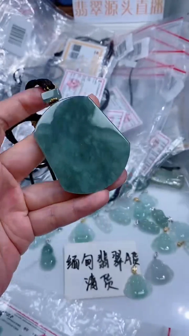颈饰未镶嵌翡翠吊坠