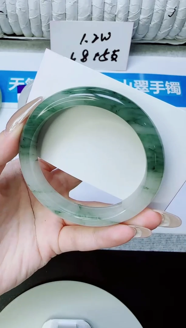 未镶嵌手镯石英质玉134/56.9