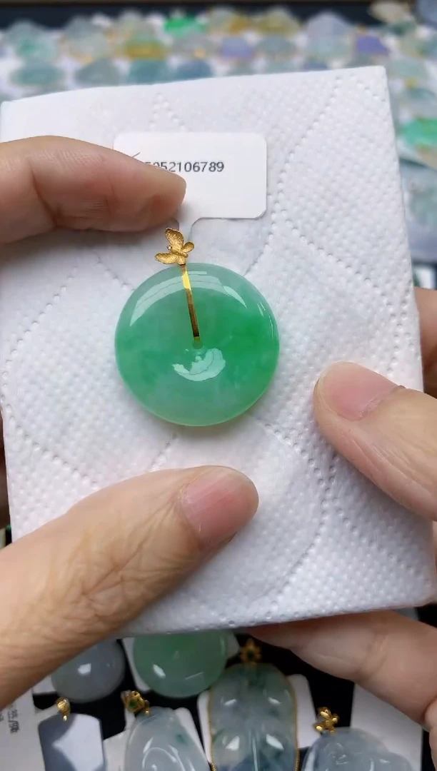 翡翠18K金镶嵌颈饰天然缅甸A货翡翠