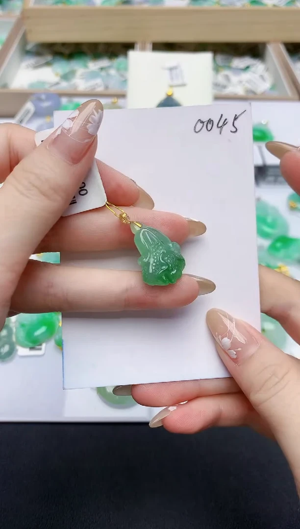 翡翠18K金镶嵌颈饰天然缅甸翡翠A货