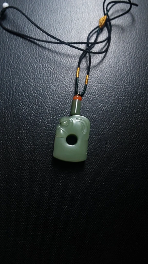 颈饰未镶嵌和田玉猪龙吊坠