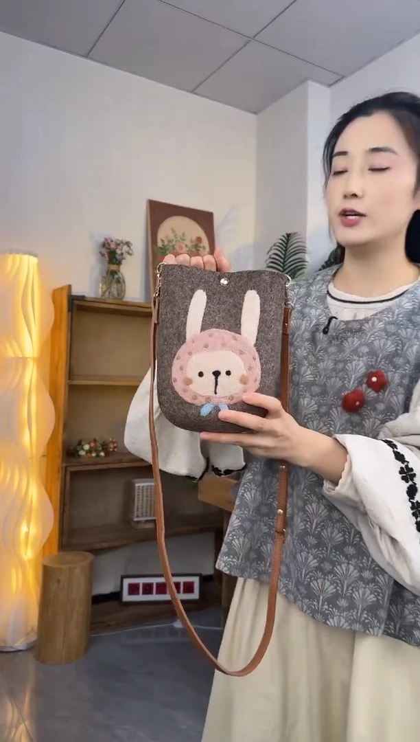 羊毛非遗纯手工包  手机包兔子