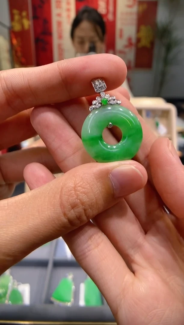 【闪购商品】翡翠吊坠(不含链)18K金镶嵌甜甜圈