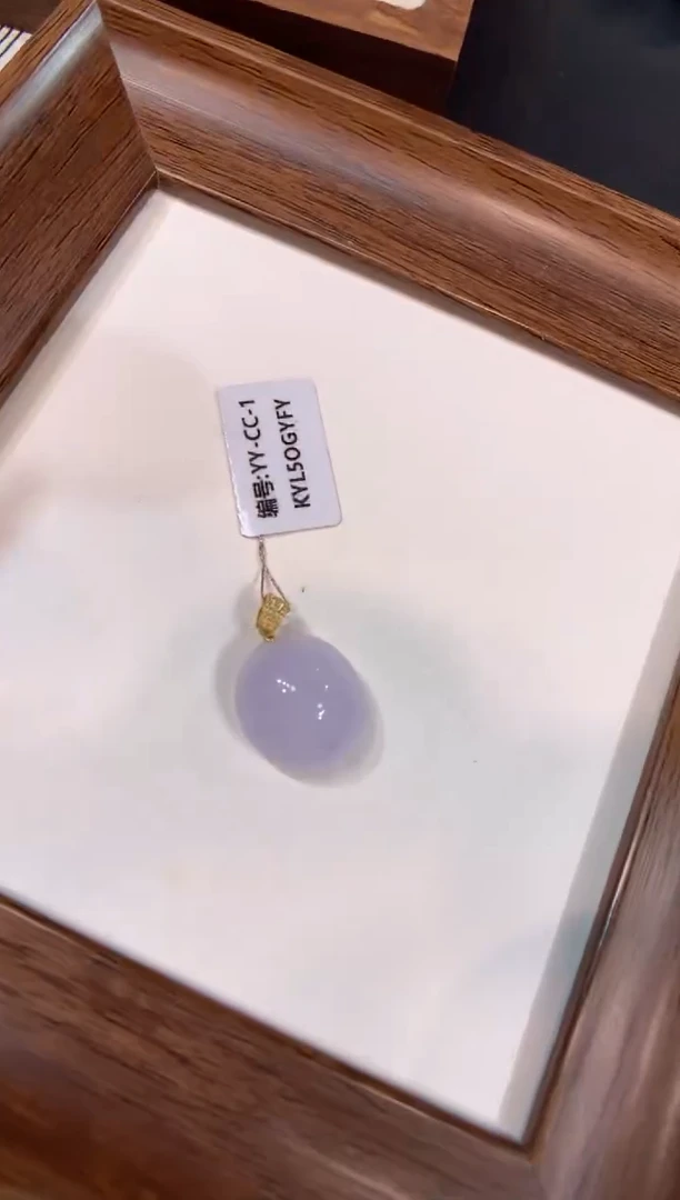 颈饰18K金镶嵌翡翠蛋面