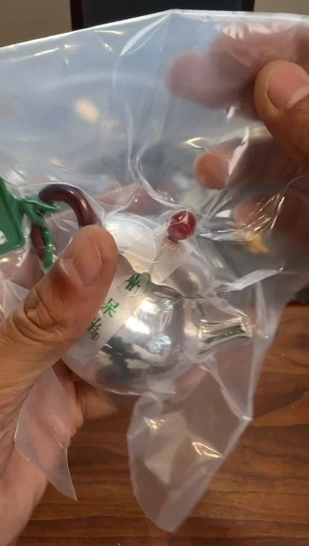 呆坐 手敲莲瓣玉梨壶