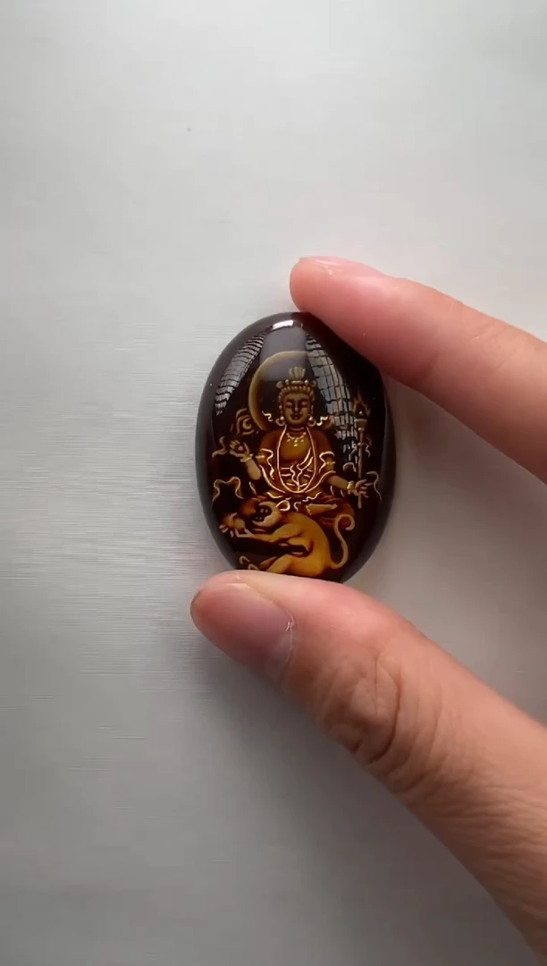 未镶嵌颈饰琥珀守护