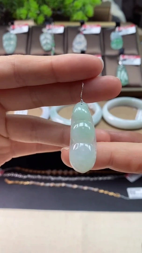 【闪购商品】翡翠颈饰未镶嵌福豆