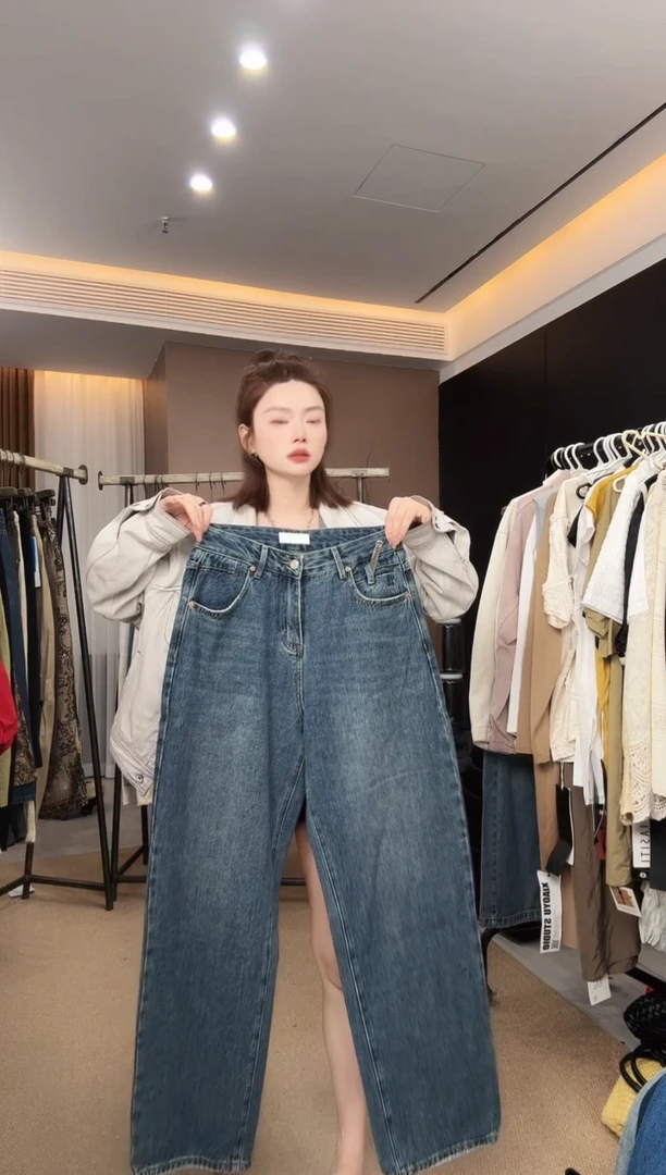 口袋小V标深色牛仔裤