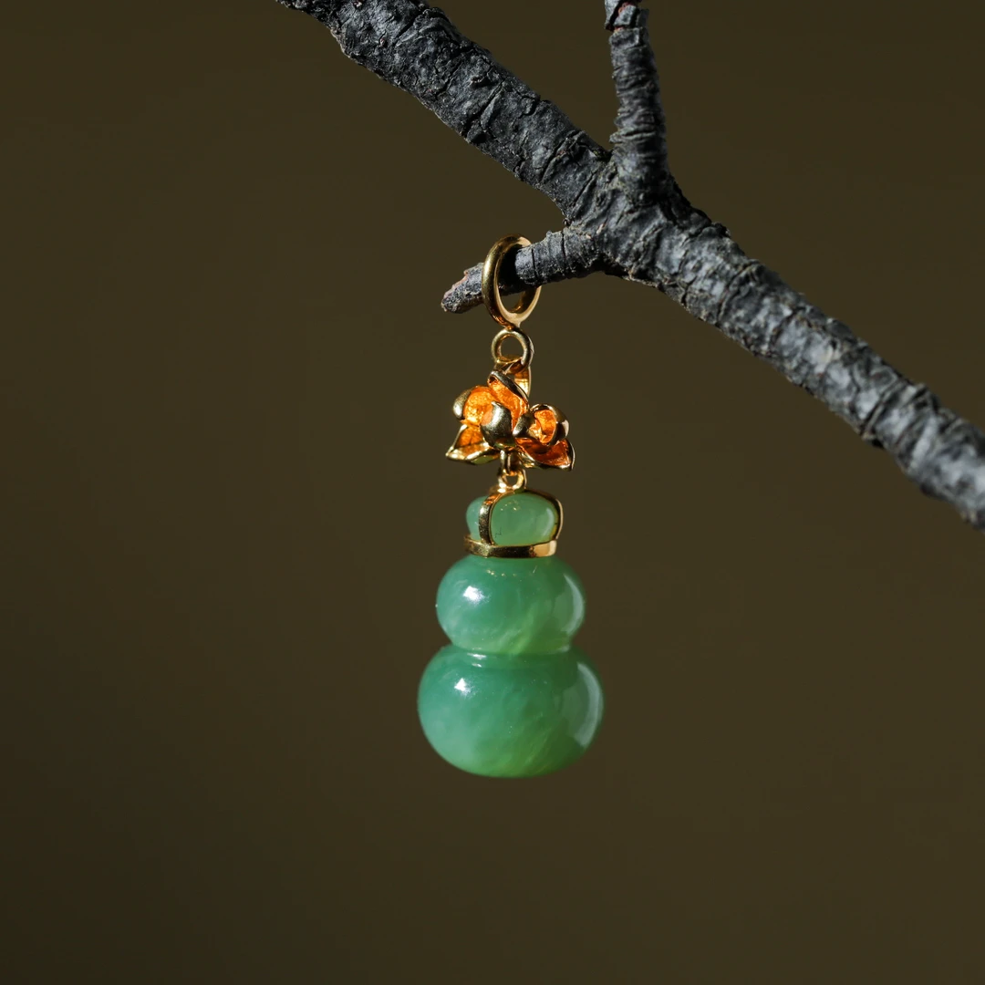 【意婵】《风禾葫》18K金镶嵌和田碧玉猫眼粉青葫芦吊坠-905569