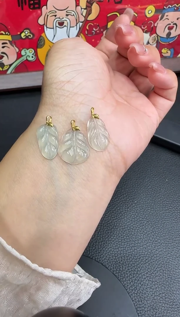 吊坠(不含链)18K金镶嵌翡翠叶子，多样性发货其一