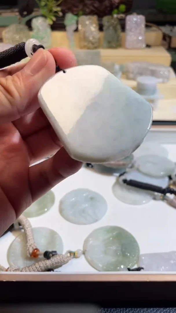 翡翠未镶嵌颈饰8/02/014