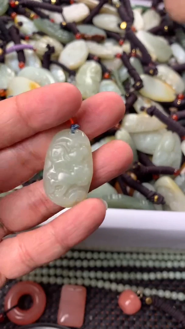 【闪购商品】和田玉颈饰未镶嵌多样性发货没有证书.拍一发一，有瑕