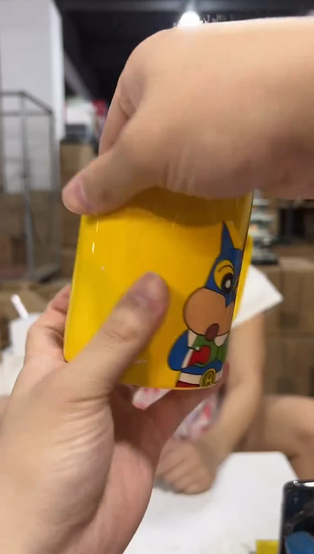 瓷片黄色小新超人水杯