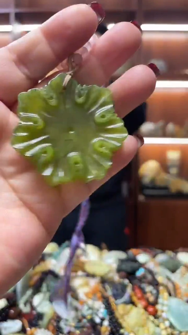 未镶嵌蛇纹石玉吊坠