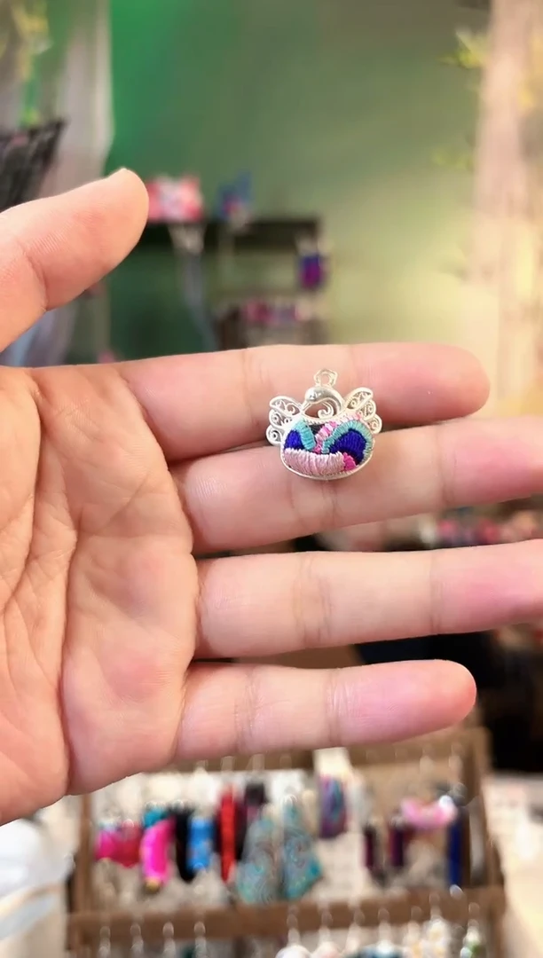 彩云南阁非遗老绣饰品586*