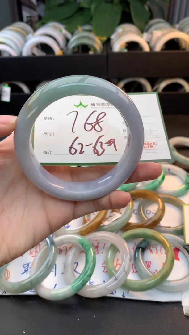 未镶嵌定制翡翠毛货需精细抛光+多人