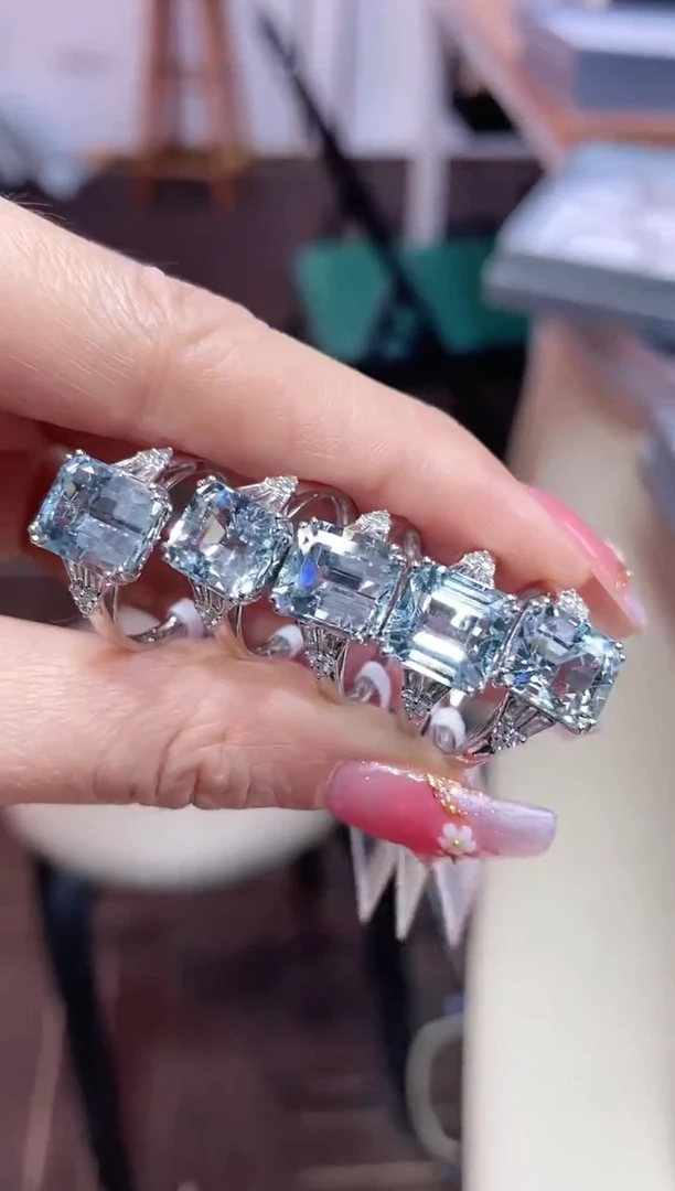 18K金镶嵌海蓝宝石戒指 多样性发其一