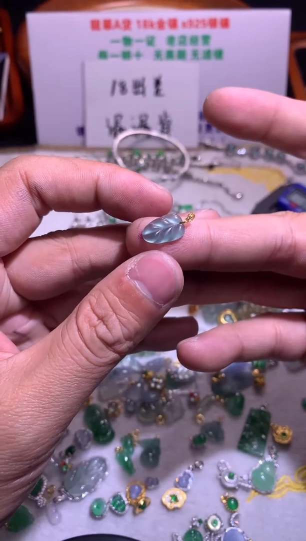 【闪购商品】翡翠吊坠(不含链)18K金镶嵌颜色随机