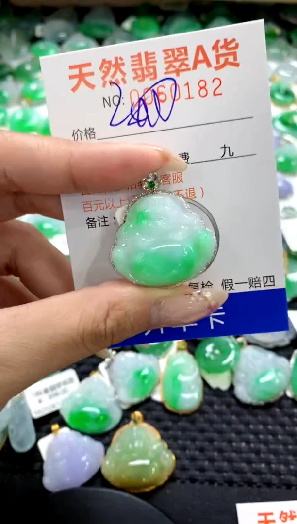 翡翠18K金镶嵌颈饰1111111111111111