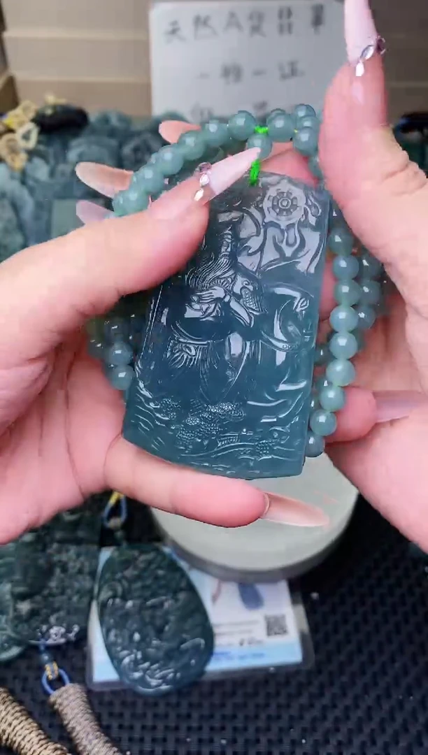 颈饰未镶嵌翡翠