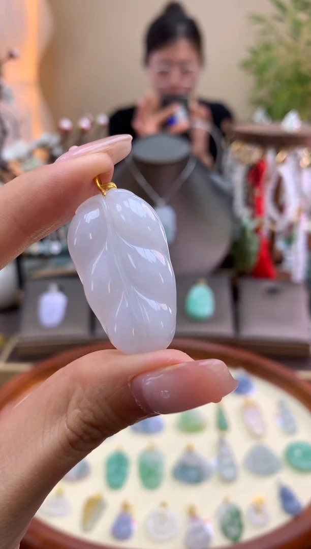 【闪购商品】翡翠颈饰18K金镶嵌叶子