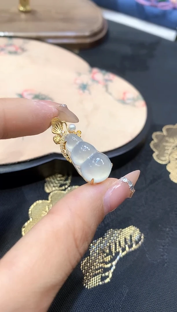 18K金镶嵌挂件翡翠豆子
