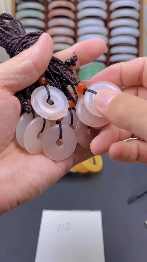 石英质玉未镶嵌吊坠(赠链)桃花平安扣