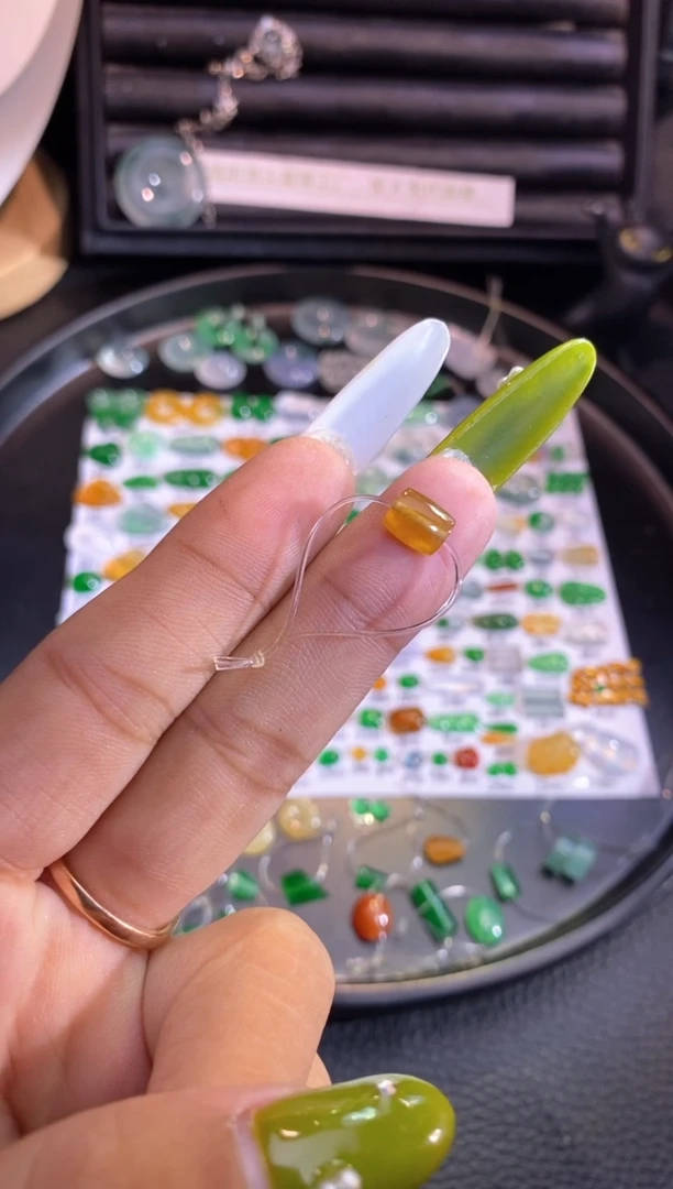 翡翠挂件未镶嵌珠子