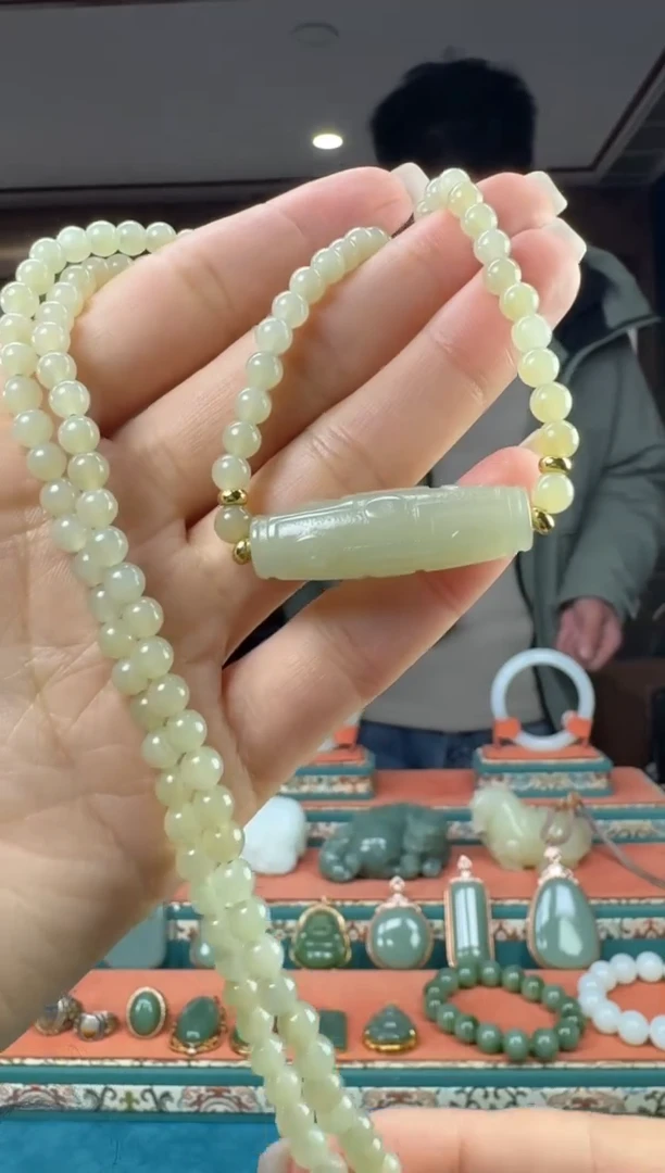 颈饰未镶嵌和田玉佩佩