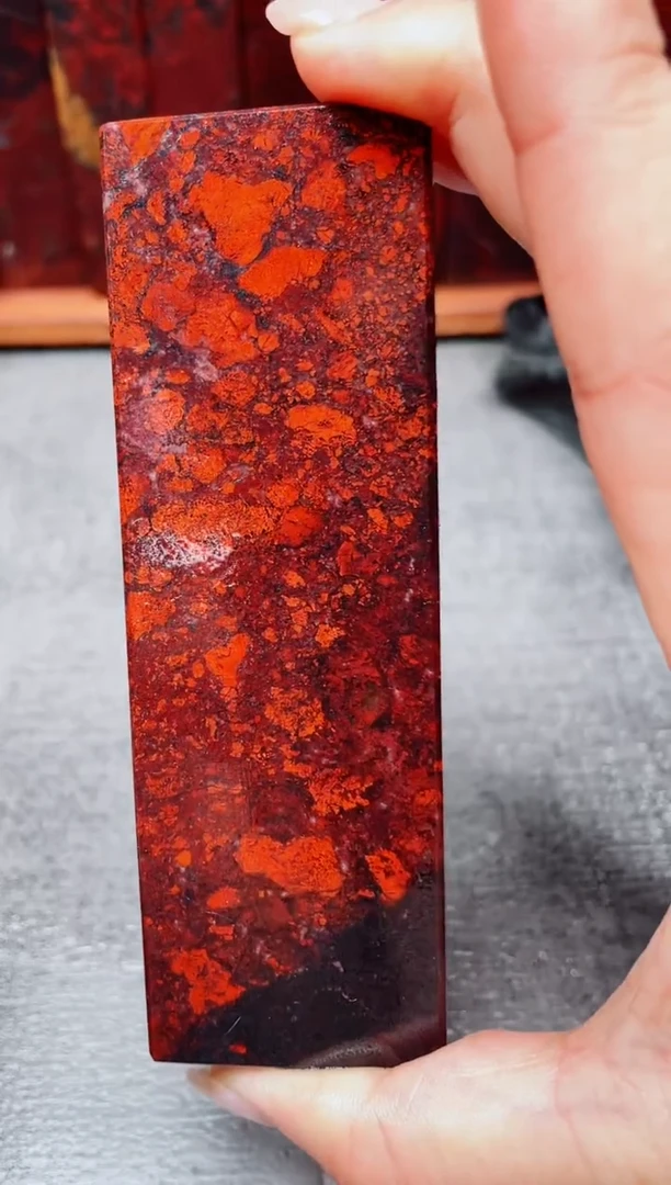 玉桂林鸡血玉素章艳血红扁章1