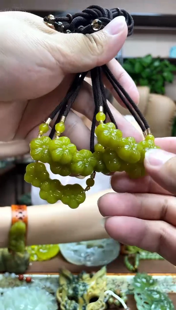 岫玉未镶嵌颈饰多样性发货发其中之一