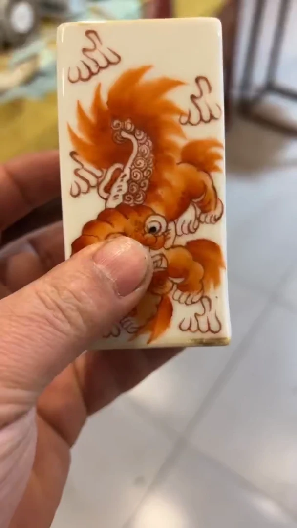 摆件瓷摆件瓷摆件狮子四方笔筒