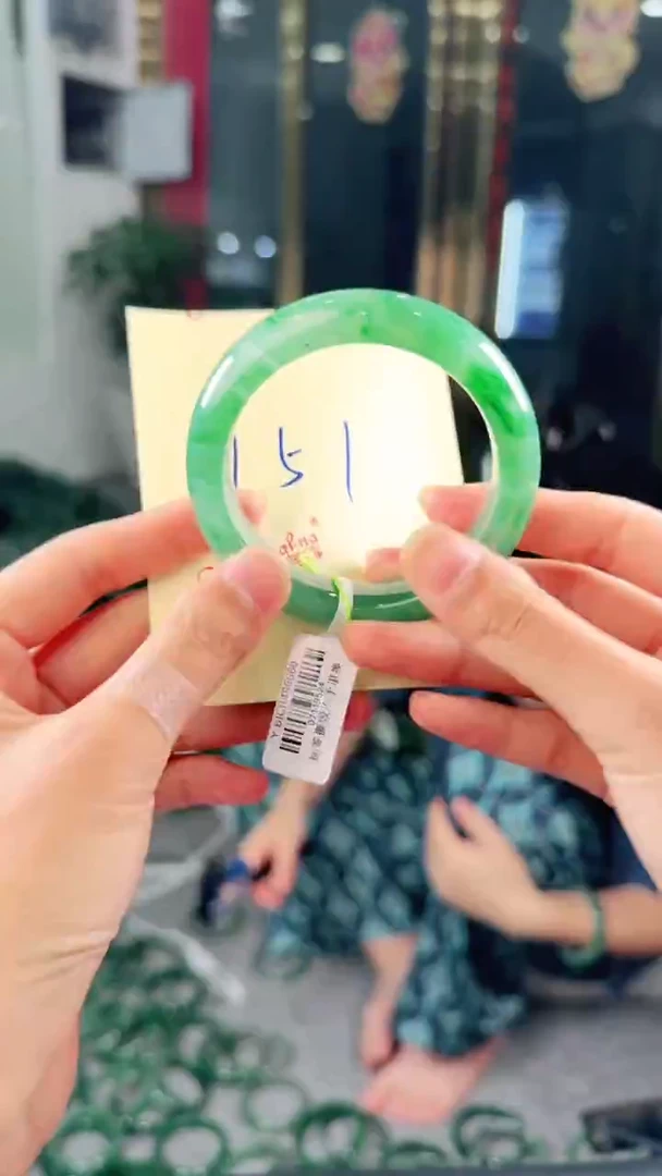 未镶嵌手镯石英质玉（非洲翠）有天然洒金亮片/矿点/棉线151