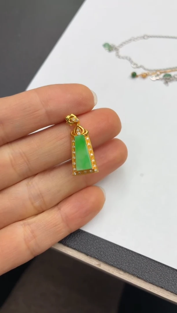 颈饰18K金镶嵌翡翠天然翡翠A货