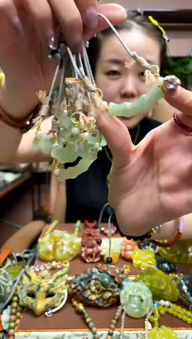 未镶嵌岫玉颈饰多样性发货发其中之一