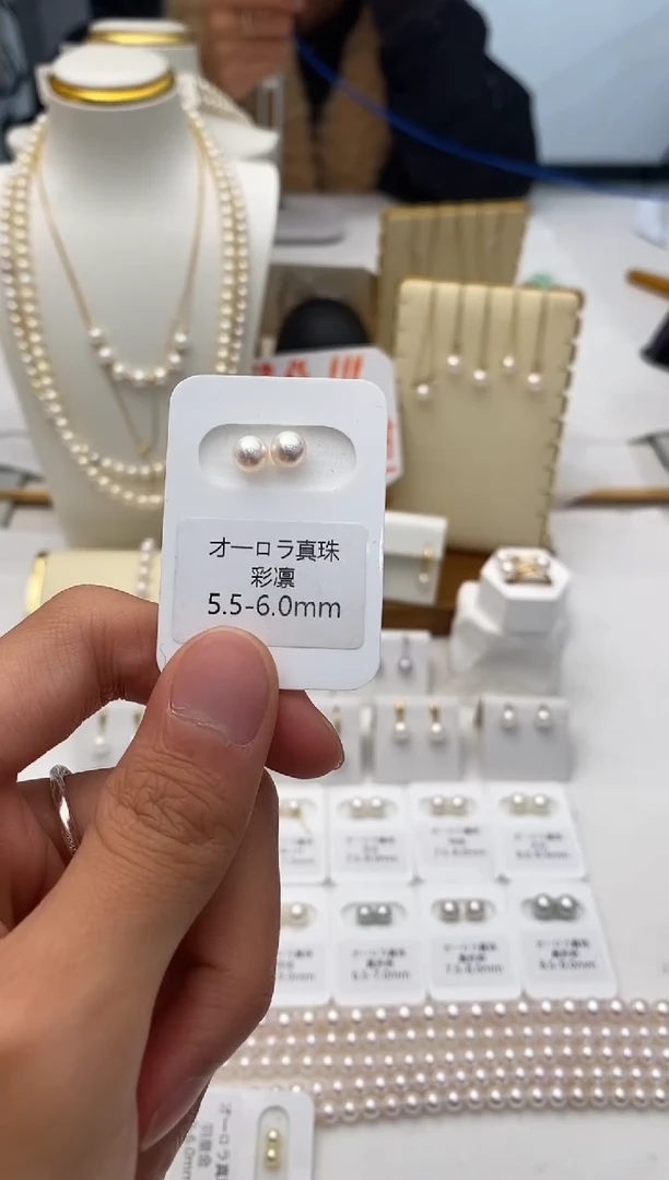 18K金镶嵌耳饰海水珍珠彩凛