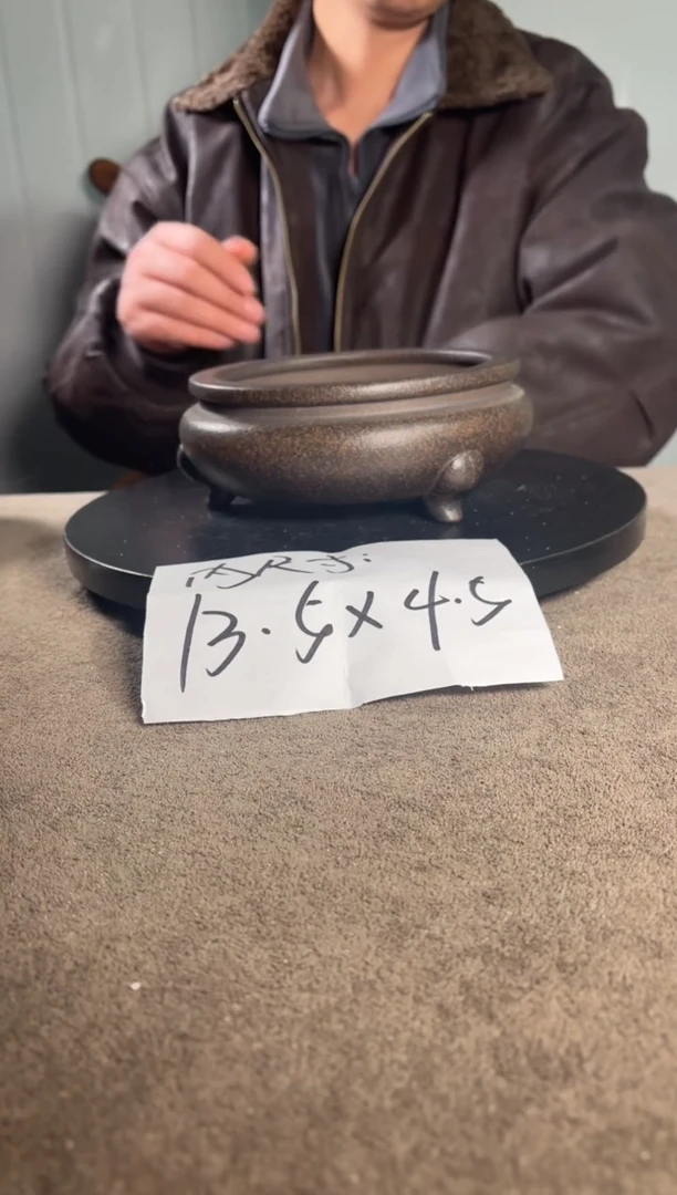 A宜兴紫砂小花盆